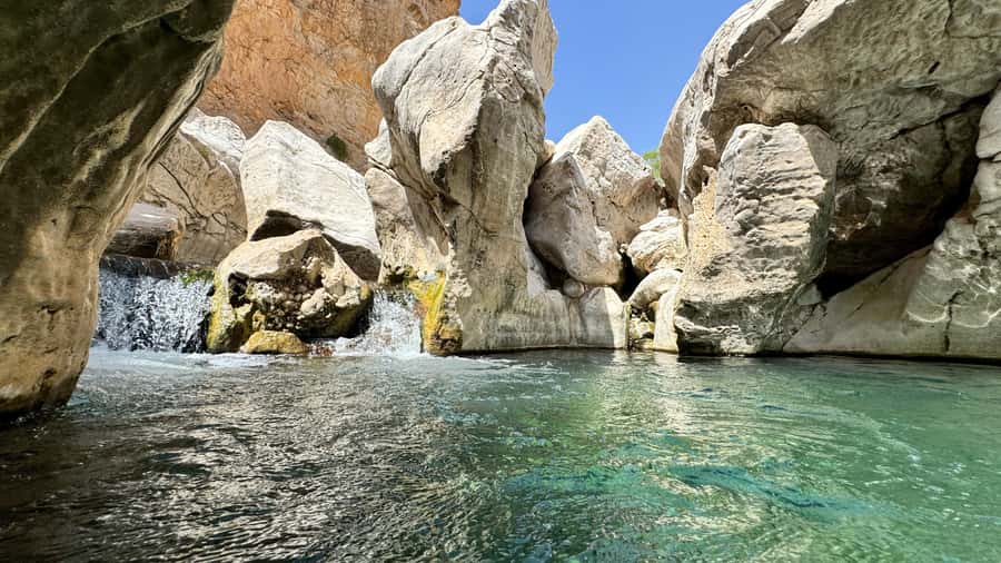 2-Day Oman Adventure: Wadi Shab, Turtles & Desert - Wadi Shab asks for effort, then rewards you with water