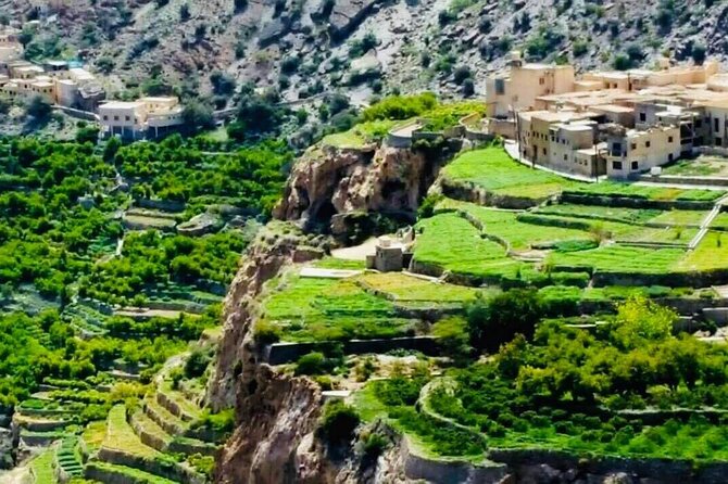 4-Days Private Jamila Sightseeing Tour - Day 2: Sur, traditional boats, emerald pools, and Wahiba Sands