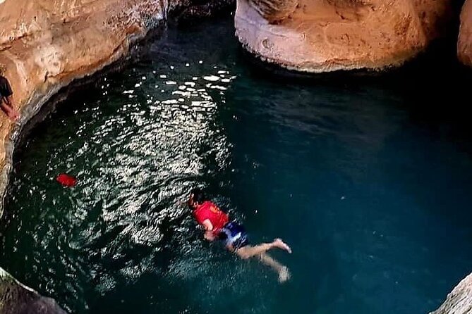 5-Days Private Oman Tour from Muscat - Day 1: Bimmah Sinkhole, Wadi Shab, and the turtle coast