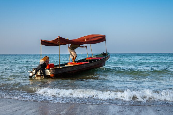 Enjoy a traditional Omani local style tour around Muscat - Qurum Beach: a quiet finish by the sea