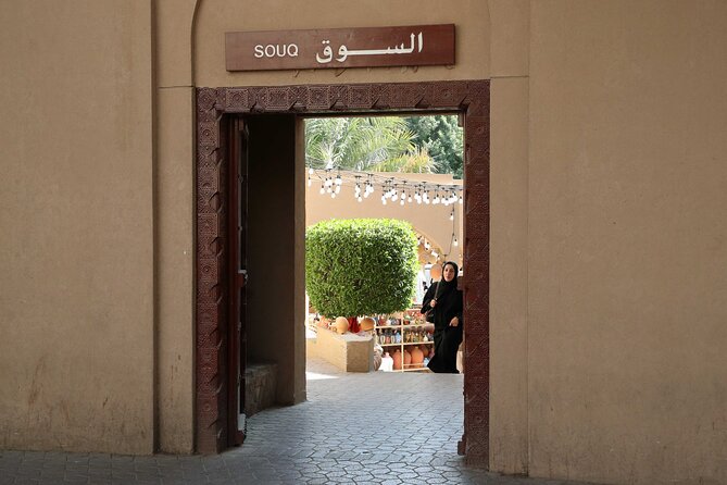 Enjoy the beauty of Fanja, Samail، Izki & Nizwa on a special trip - Birkat Al Mouz, palms and mountain ruins