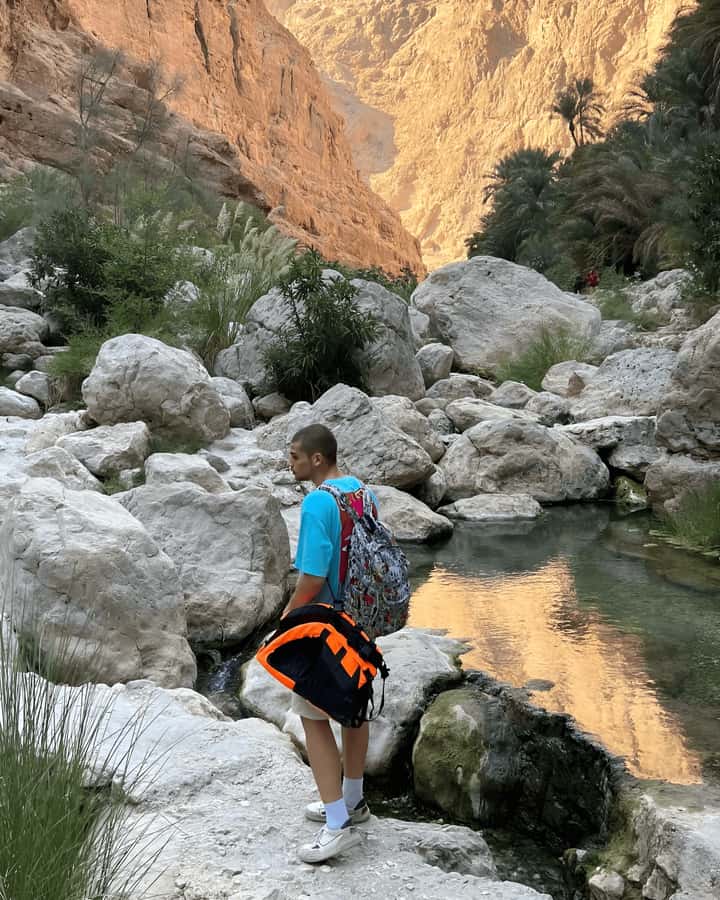 From Muscat: Wadi Shab & Bimmah Sinkhole Full-Day Tour - Crossing the wadi and starting the Wadi Shab hike