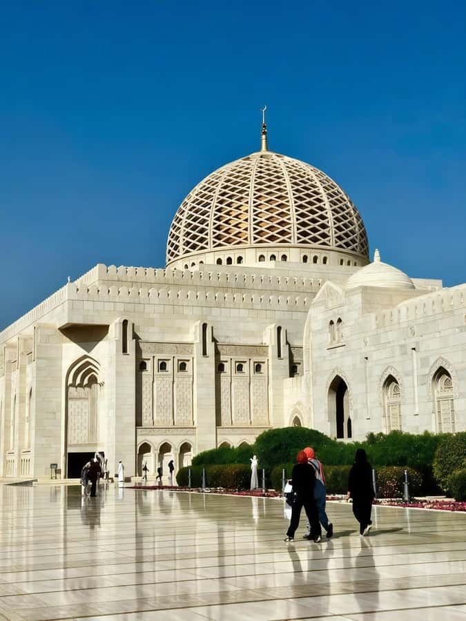 Incredible Oman: 5-Day Guided Tour - Day 4: Nizwa’s fort, Al Hamra traditions, and Jebel Shams