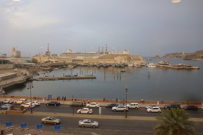 Muscat City Tour frensh or Italien Guide - Passing through the embassy quarter