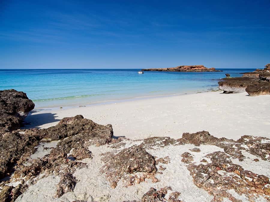 Muscat: Daymaniat Islands Snorkeling Tour with Refreshments - Food and drinks are simple but welcome