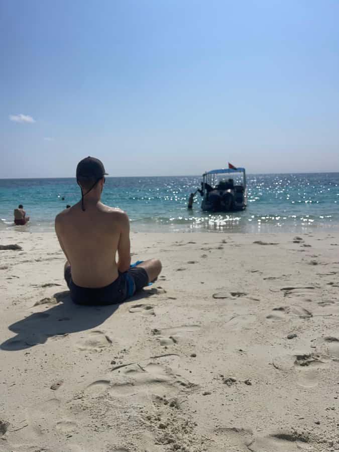 Muscat: Daymaniat Islands Snorkeling Trip with Brunch - Second Stop: Island Beach, Rocks, and Time to Breathe