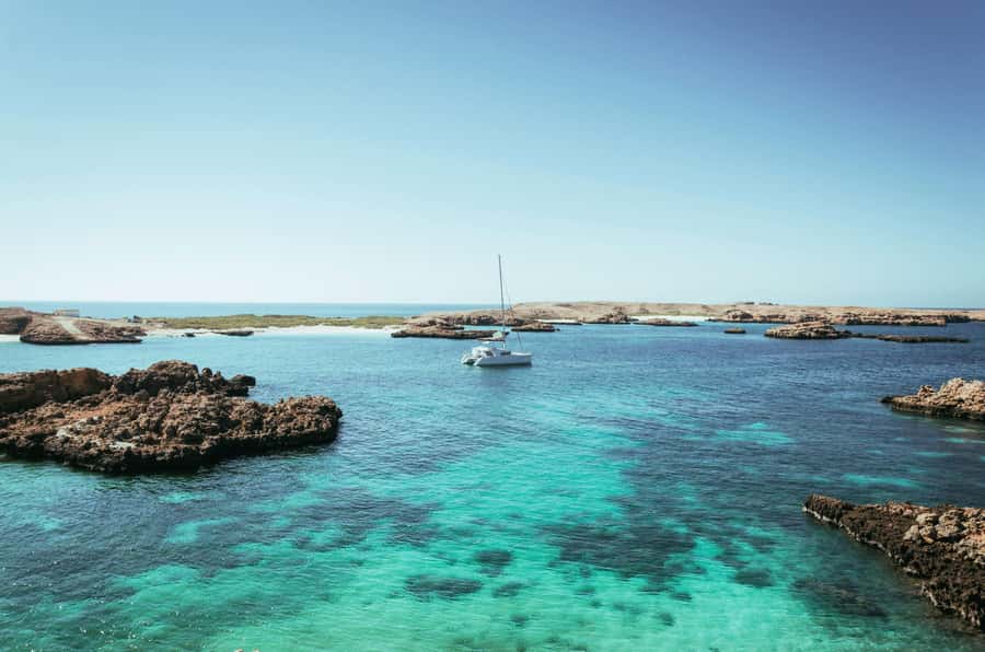 Muscat: Daymaniyat Islands Snorkeling Trip with Lunch - Climbing the islands for a wider view