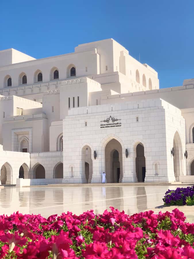 Muscat: Group City Tour with Pickup and Lunch or Dinner - Karak tea and Omani bread at Qurum Beach