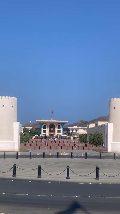 Muscat: Group City Tour with Pickup and Lunch or Dinner - Al Alam Palace and the Portuguese forts