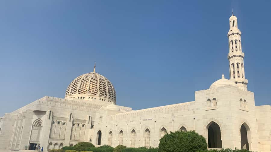Muscat: Group City Tour with Pickup and Lunch or Dinner - Starting with the Sultan Qaboos Grand Mosque