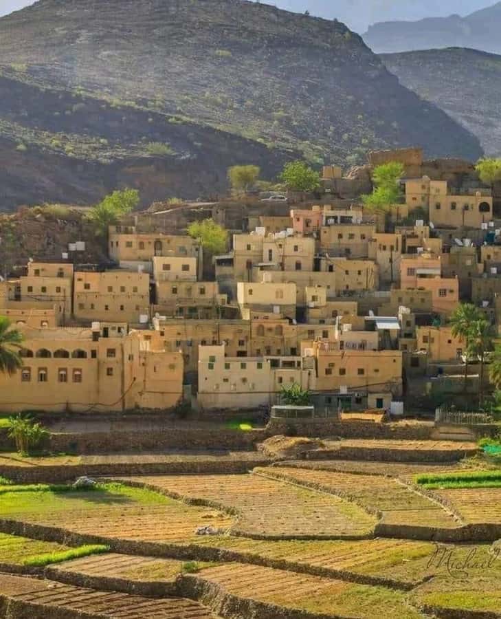 Muscat Oman Grand Canyon, Jebel Shams & Nizwa - Al Hamra connects the cultural and mountain sections