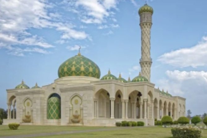 Muscat Shore Excursion:Muscat city tour with the Grand Mosque - Bait Al Zubair Museum puts objects before spectacle
