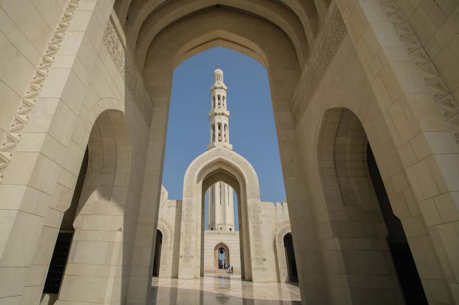 Muscat: Sultan Qaboos Mosque & Bait Al Zubair Museum Tour - Sultan Qaboos Mosque and its immense carpet