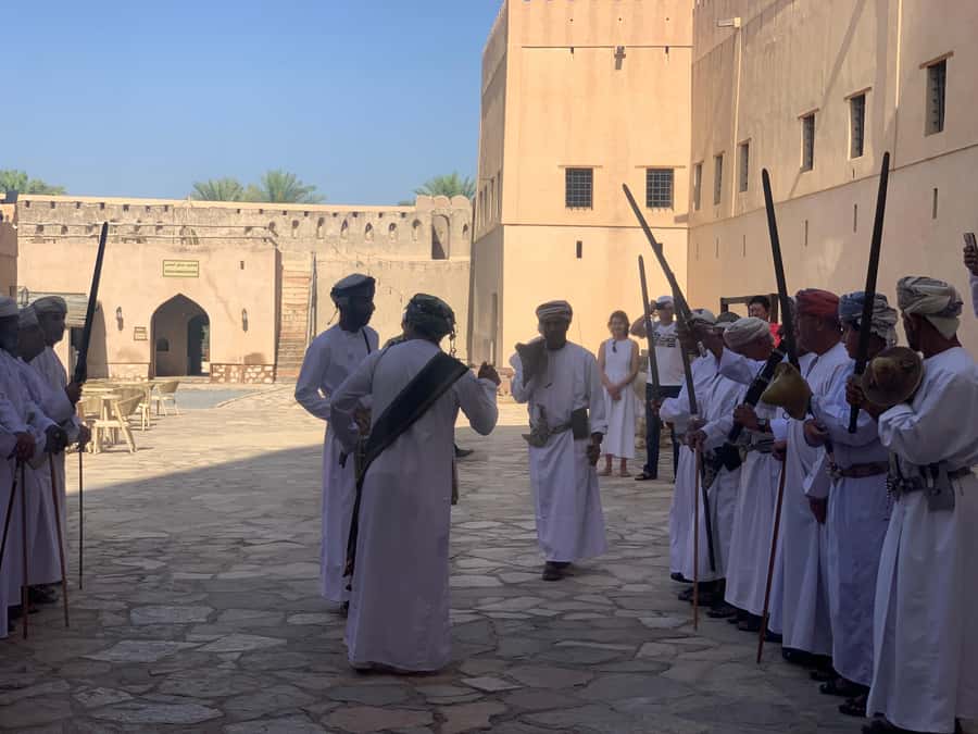 Nizwa: Nizwa Fort and Birkat Al Mouz Guided Tour - Inside Nizwa Fort and its 17th-century defenses