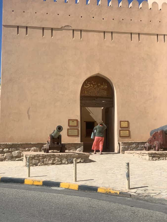 Nizwa: Nizwa Fort and Birkat Al Mouz Guided Tour - Lunch, drinks, and the value of $120