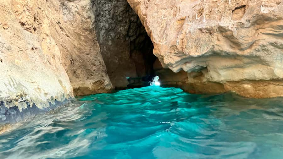Oman’s Hidden Gems: Wadi Shab & Bimmah Sinkhole - The guides make the difficult parts easier