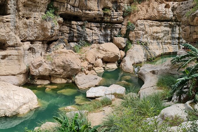 Private Full-Day Wadi Tiwi and Bimmah Sinkhole Tour from Muscat - Does the itinerary include Wadi Shab?