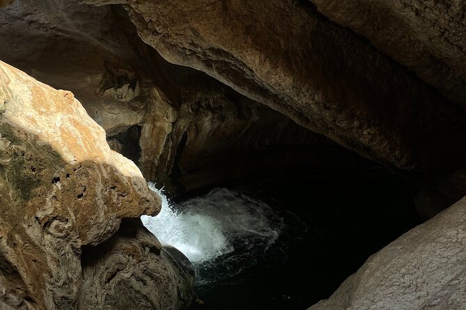 Visit wadishab full day from Musact - Wadi Shab’s 45-minute walk to the pools