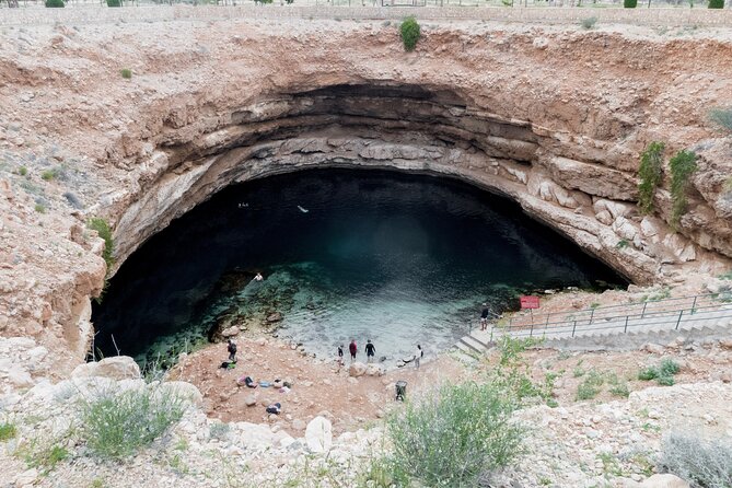 Wadi Shab and Bimmah Sinkhole Full Day Tour - Guides, group size, and the value of help
