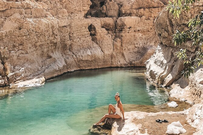 Wadi Shab Coastal Trekking - Swimming through the keyhole to the waterfall