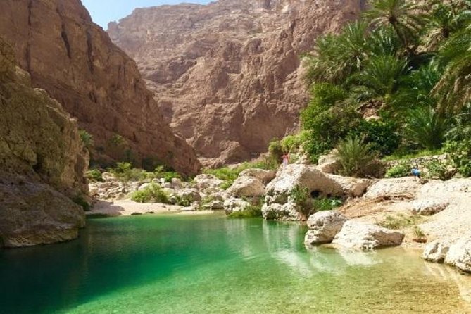 Wadi Shab full day tour (Muscat tours):Oman Shore excursions - Walking Into Wadi Shab